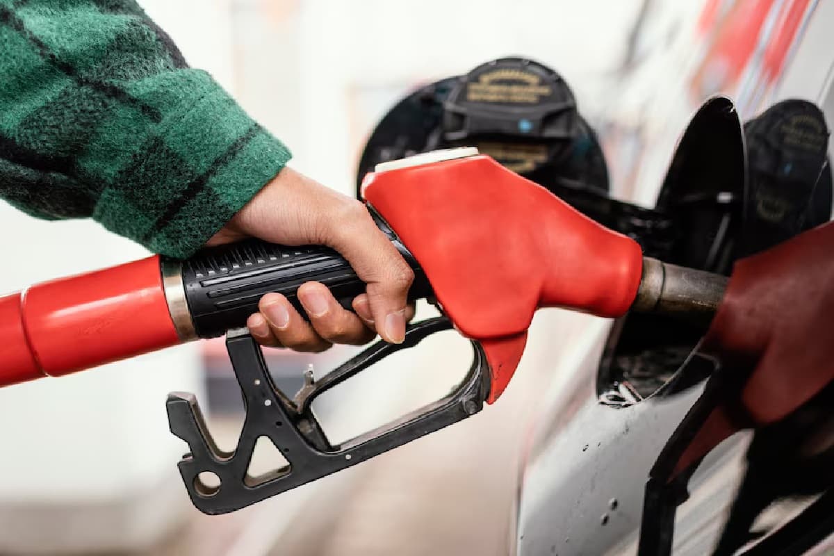 Petrol-Diesel Price: पेट्रोल डीजल की कीमत में हुआ बड़ा बदलाव, जानिए आपके शहर में क्या चल रहा है रेट