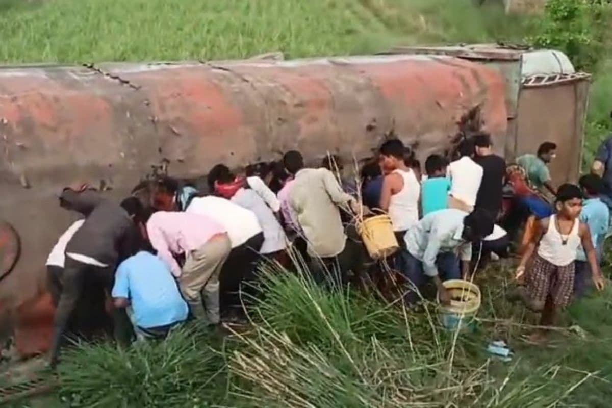 Video: बिहार के मोतिहारी में पलटा टैंकर, तेल लूट कर ले भागे लोग, वीडियो हुआ वायरल