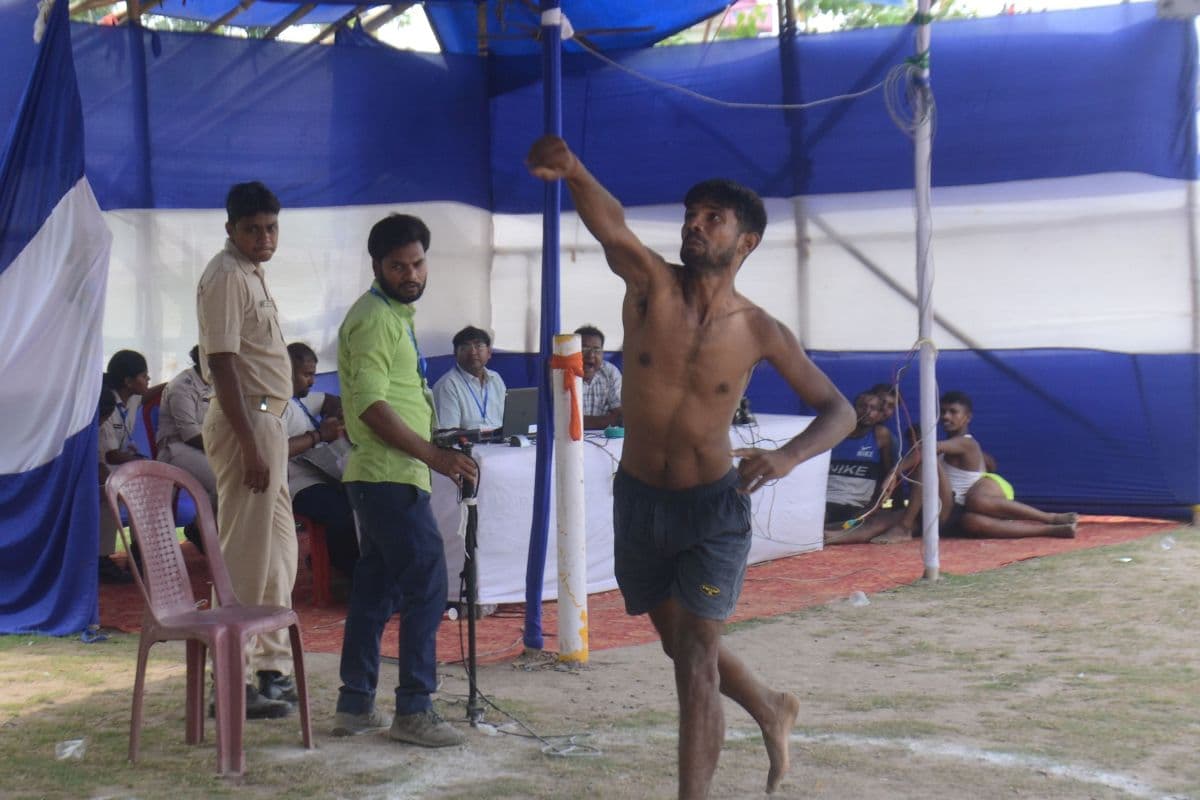 मेडिकल जांच कराते युवक मेडिकल जांच कराते युवक