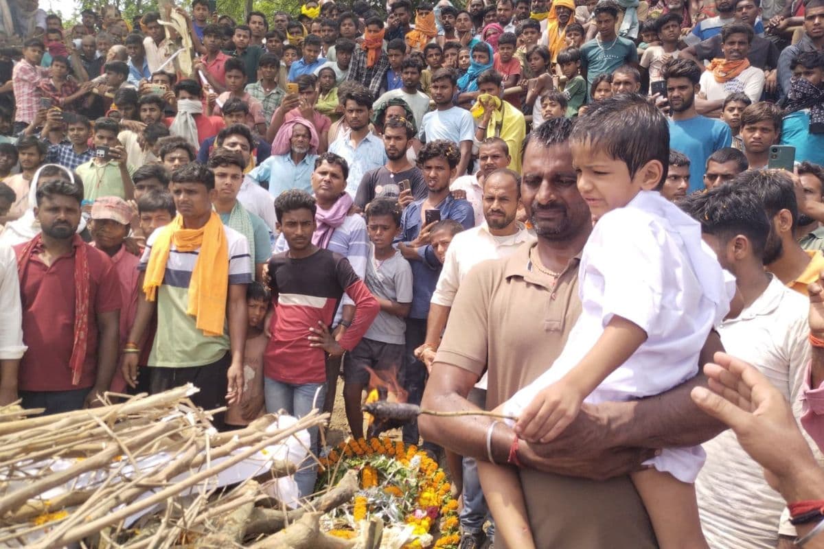 शहीद पिता को मुखाग्नि देते लक्ष्य शहीद पिता को मुखाग्नि देते लक्ष्य