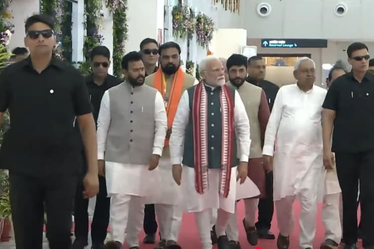 पटना पहुंचे प्रधानमंत्री मोदी, किया एयरपोर्ट के नए टर्मिनल का उद्धाटन