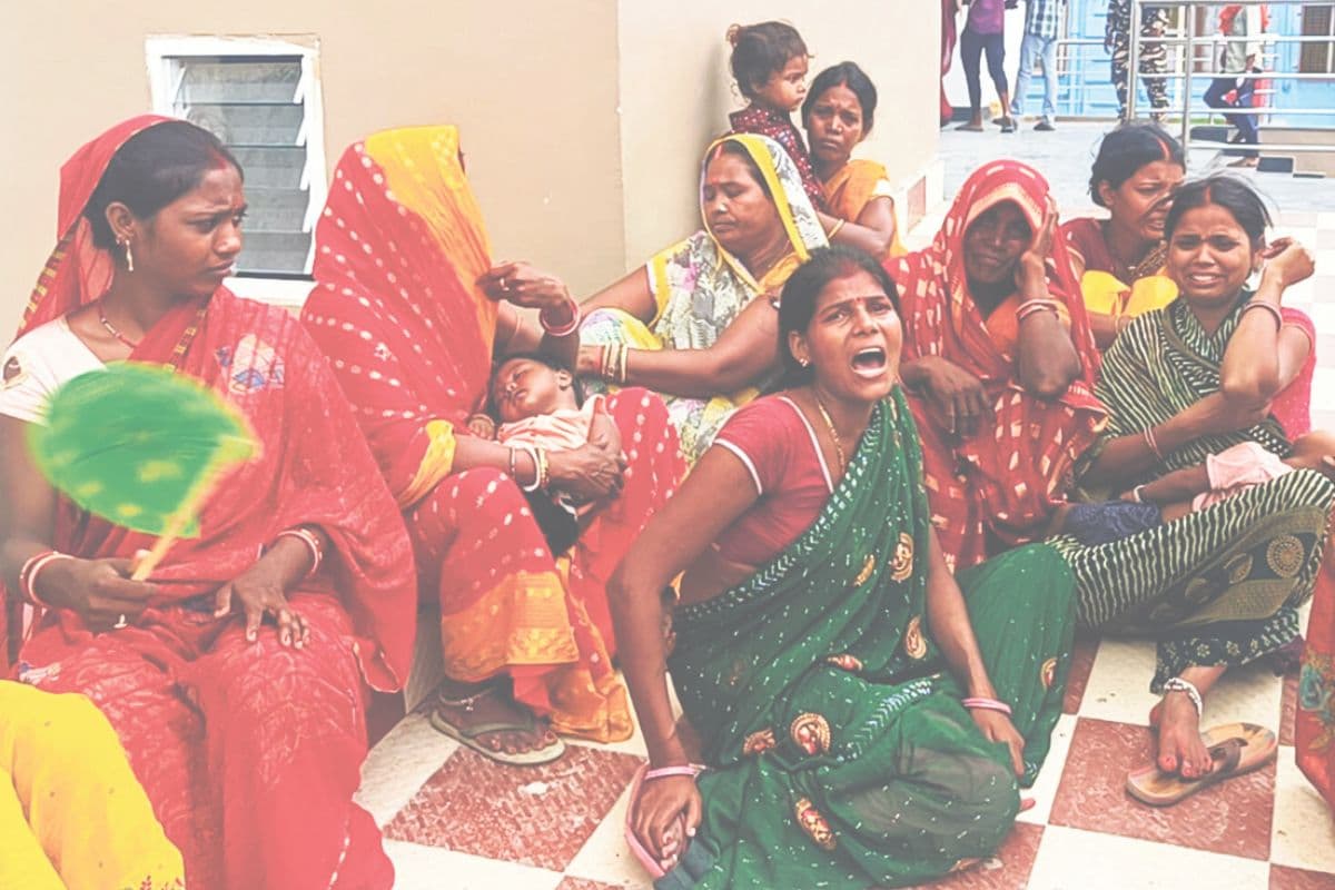 रोते-बिलखते परिजन