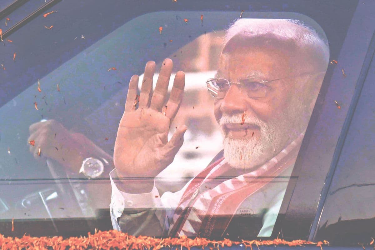 रोड शो के दौरान लोगों का अभिवादन करते प्रधानमंत्री