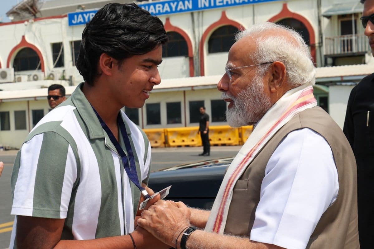 पटना एयरपोर्ट पर वैभव सूर्यवंशी से मिले पीएम मोदी, जानिए क्रिकेटर से क्या कहा?