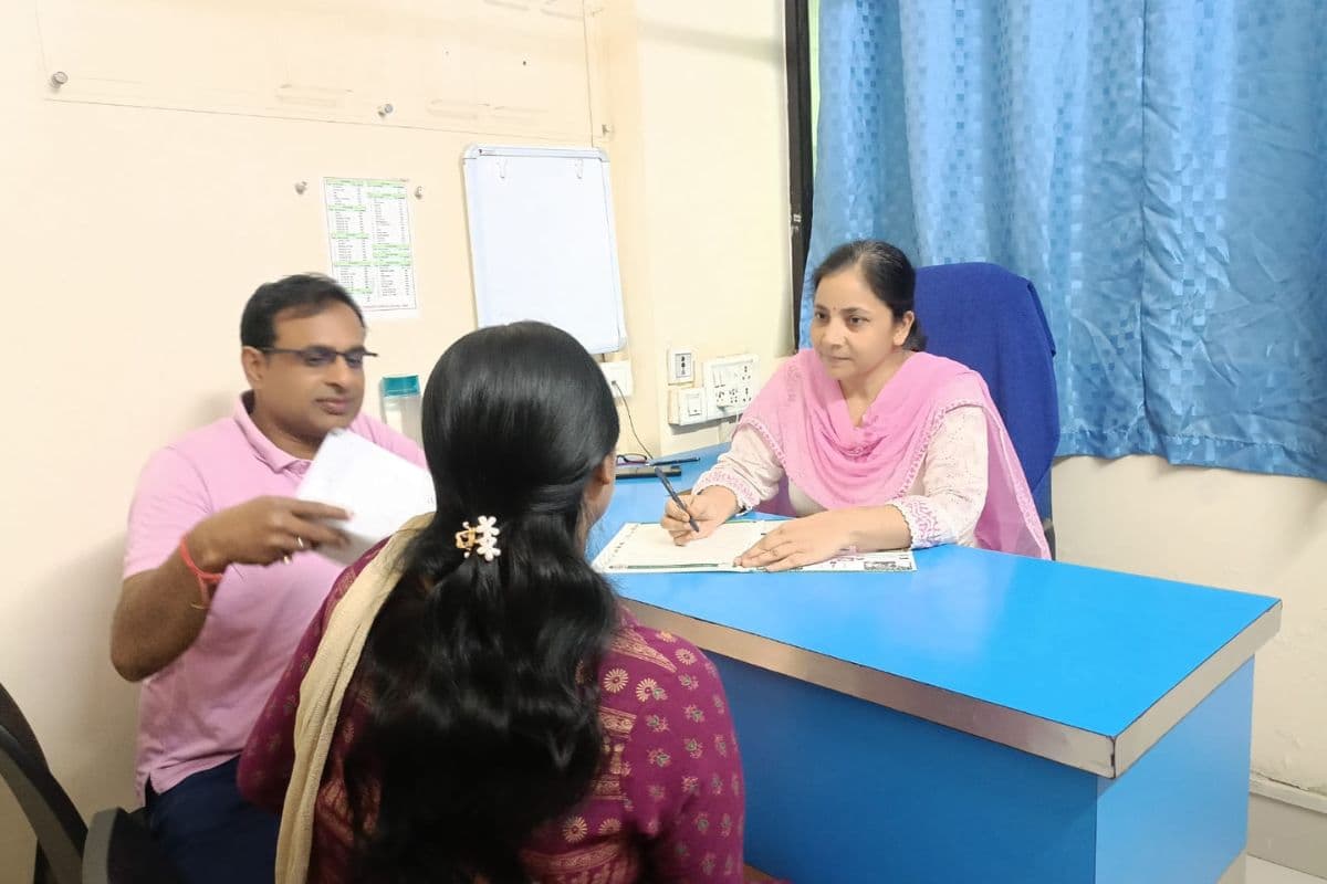 शिविर में जांच करती डॉक्टर
