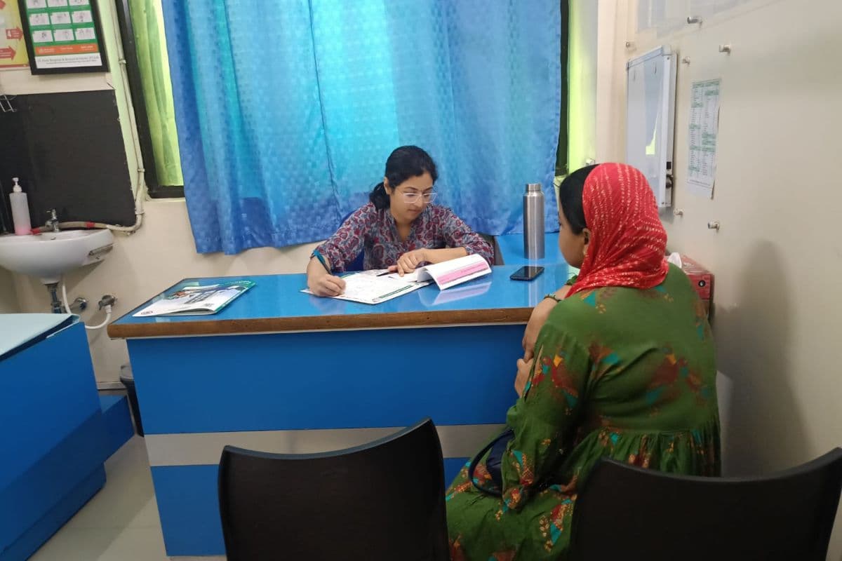 शिविर में जांच करती डॉक्टर