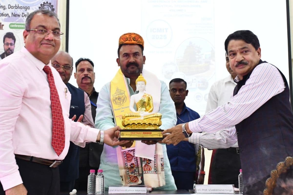 आइटी मंत्री कृष्ण कुमार मंटू  बीच में