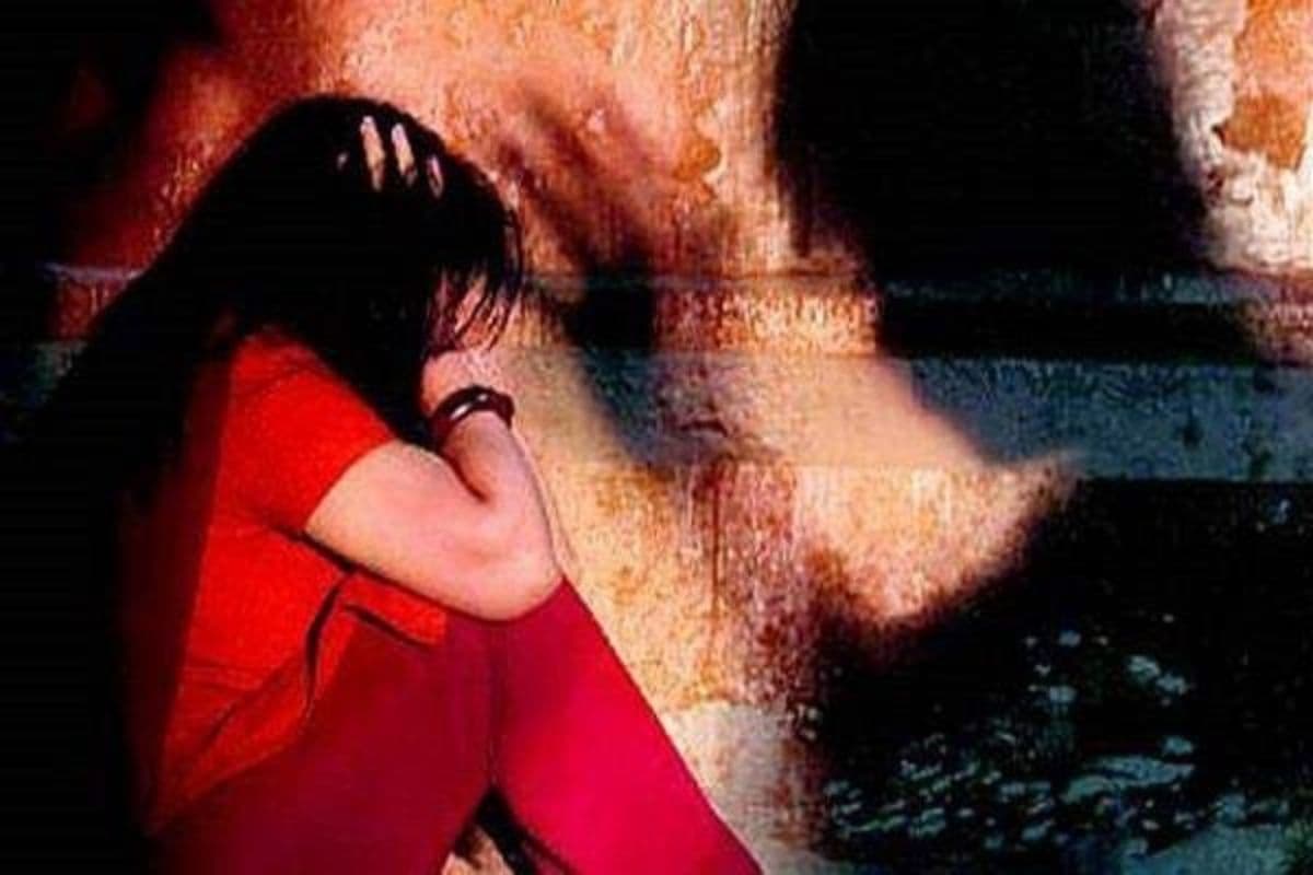 Motihari: कपड़े और पैसे का लालाच देकर नाबालिग लड़की से देह व्यापार कराती थी युवती, पुलिस ने किया गिरफ्तार
