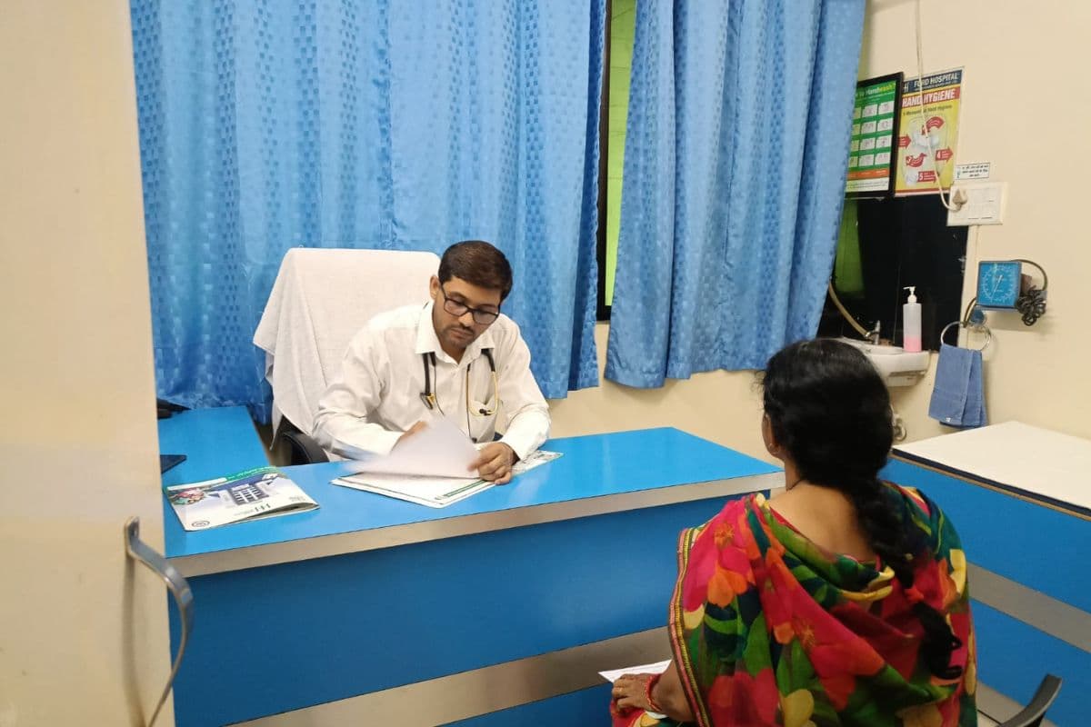 मरीज की जांच करते डॉ. विनय कृष्णा