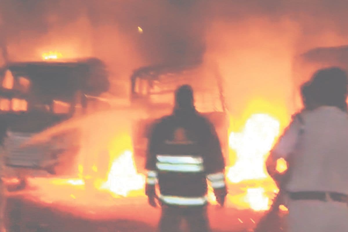 गया जी: बस स्टैंड में लगी भीषण आग, महारानी ट्रैवल्स की चार बसें जलकर खाक