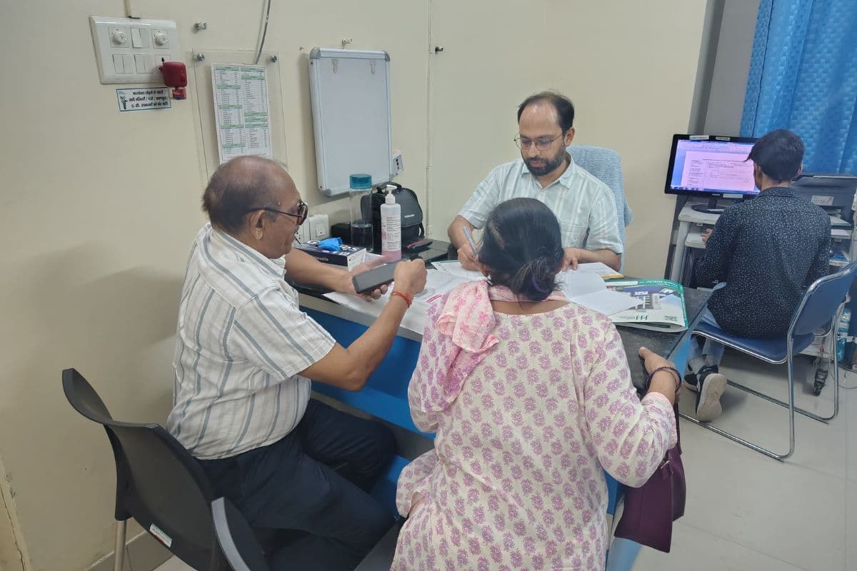 शिविर में जांच करते डॉक्टर