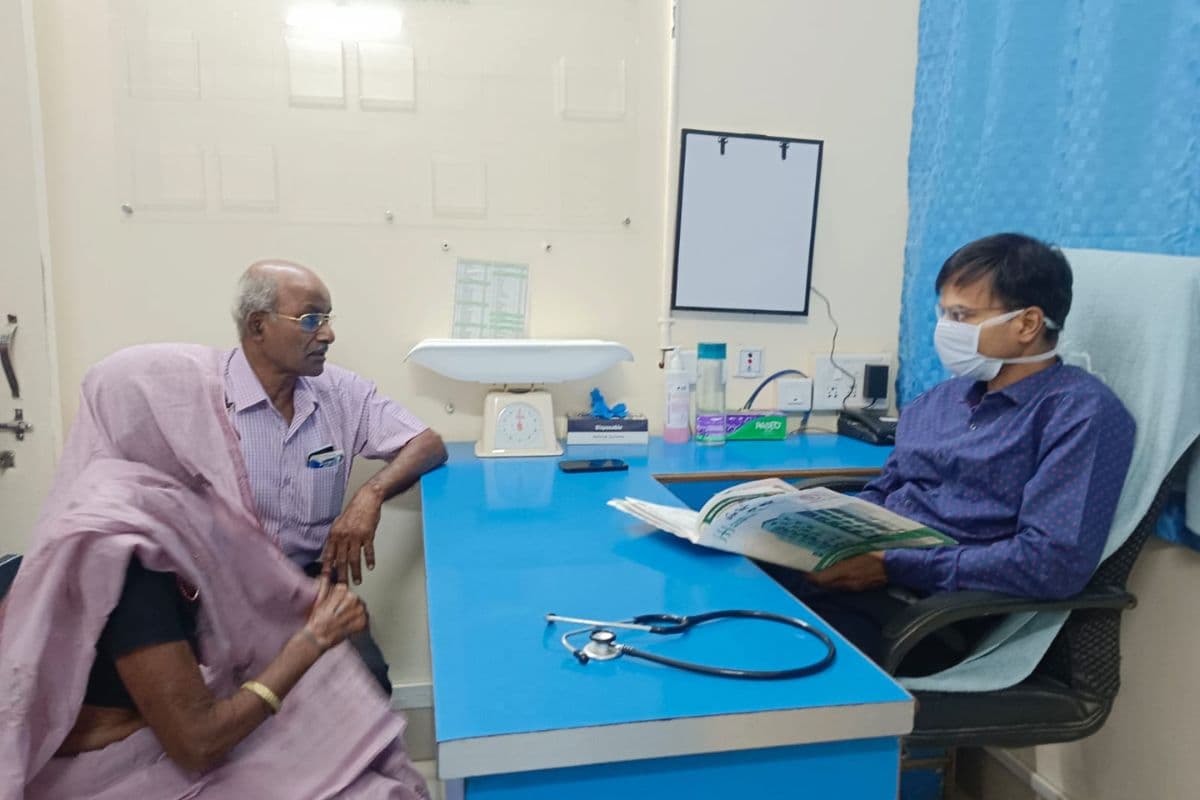 शिविर में जांच करते डॉक्टर