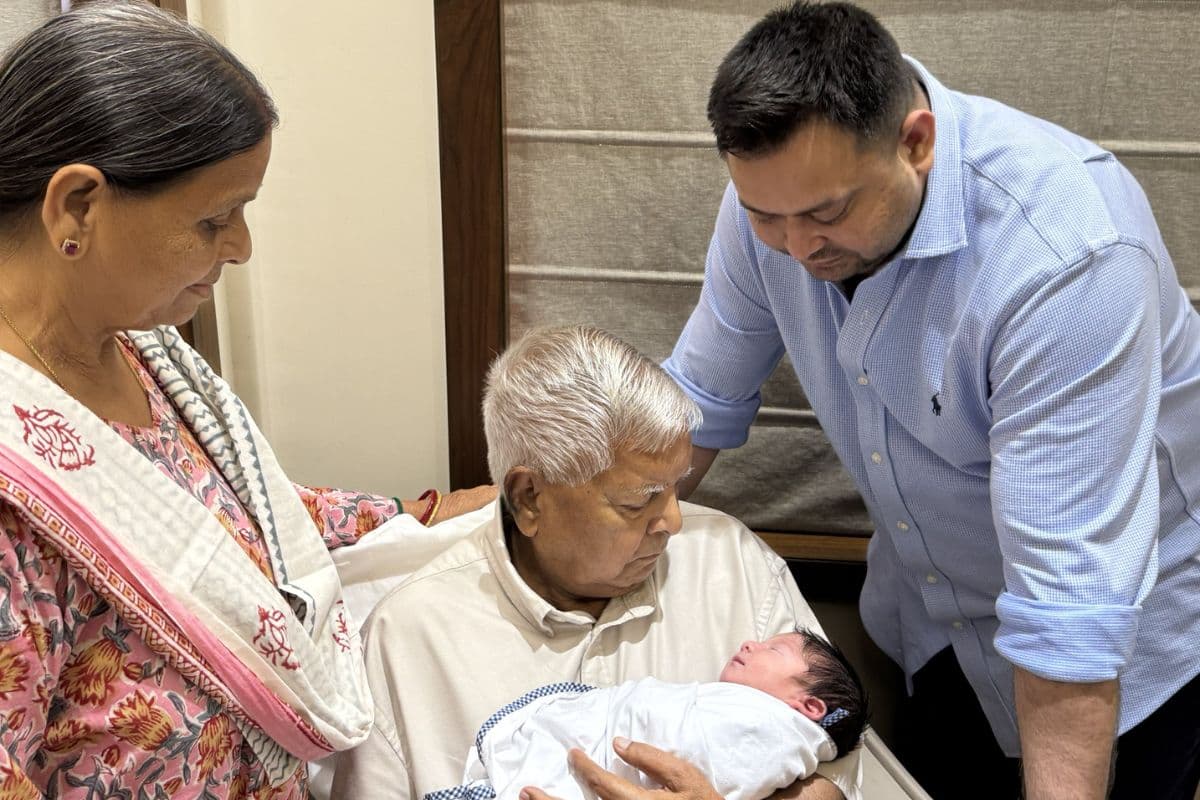 नवजात के साथ लालू परिवार