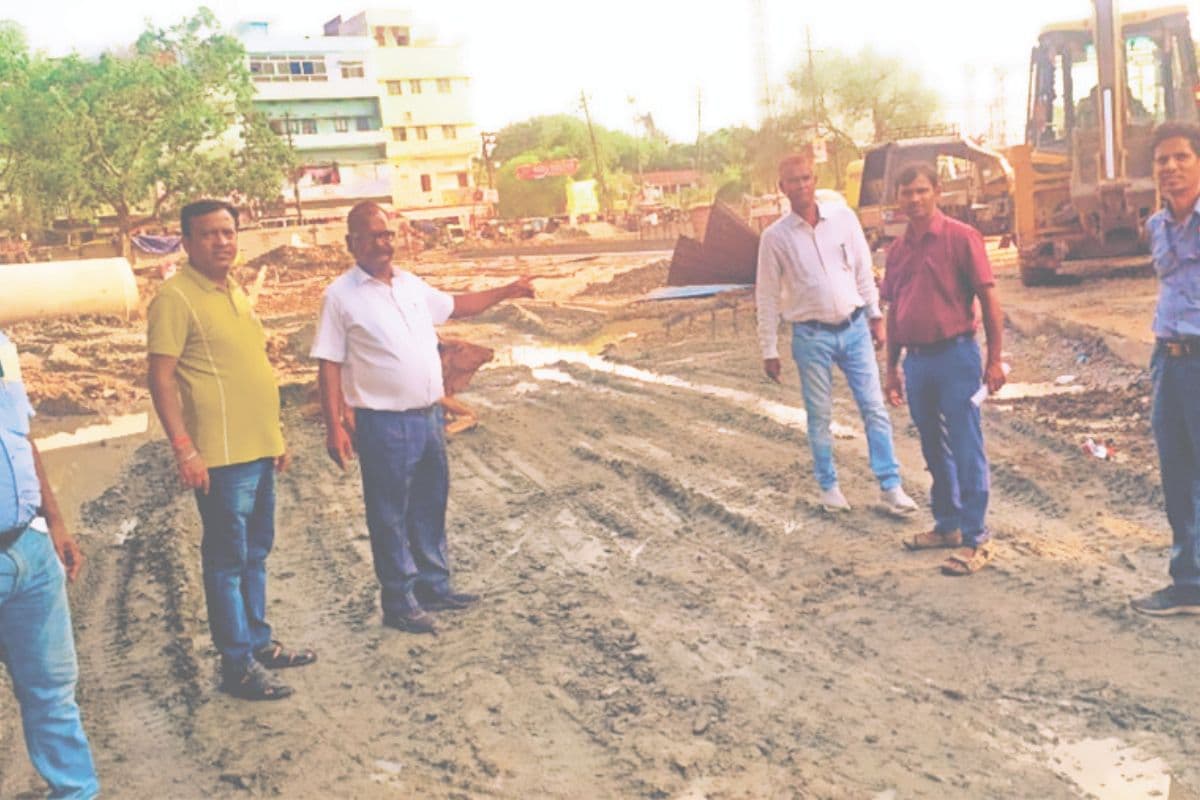 काम का निरीक्षण करते अधिकारी