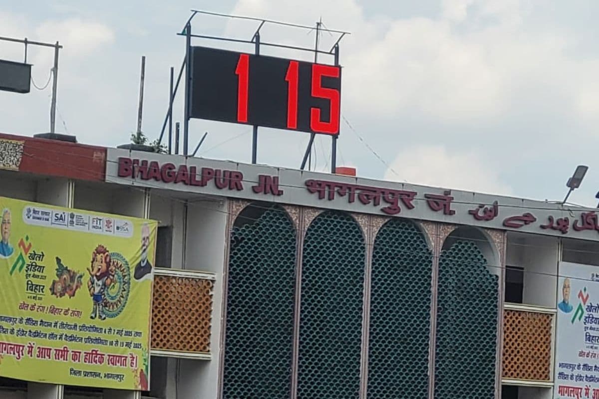 बिहार के इस रेलवे स्टेशन पर रहें अलर्ट, छत पर लगी एलईडी घड़ी के समय से चलेंगे, तो छूटेगी ट्रेन