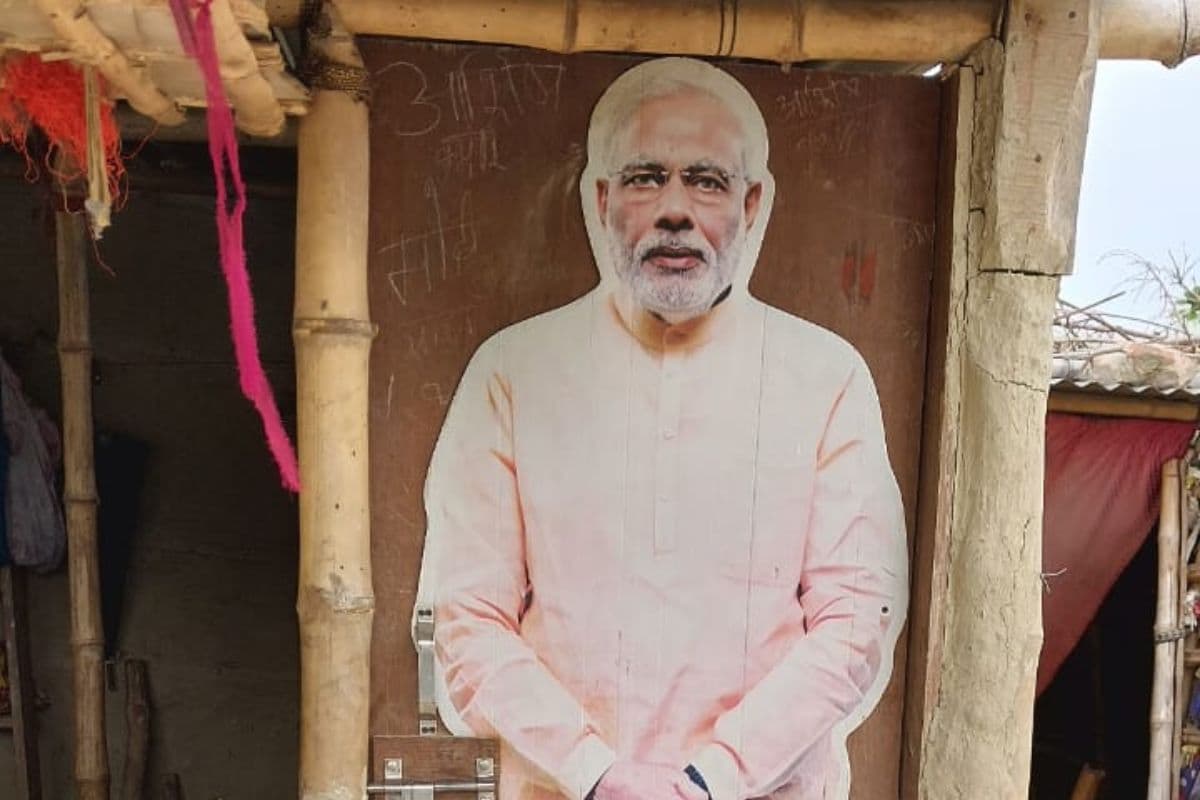 दरवाजे पर लगा पीएम मोदी का फोटो दरवाजे पर लगा पीएम मोदी का फोटो