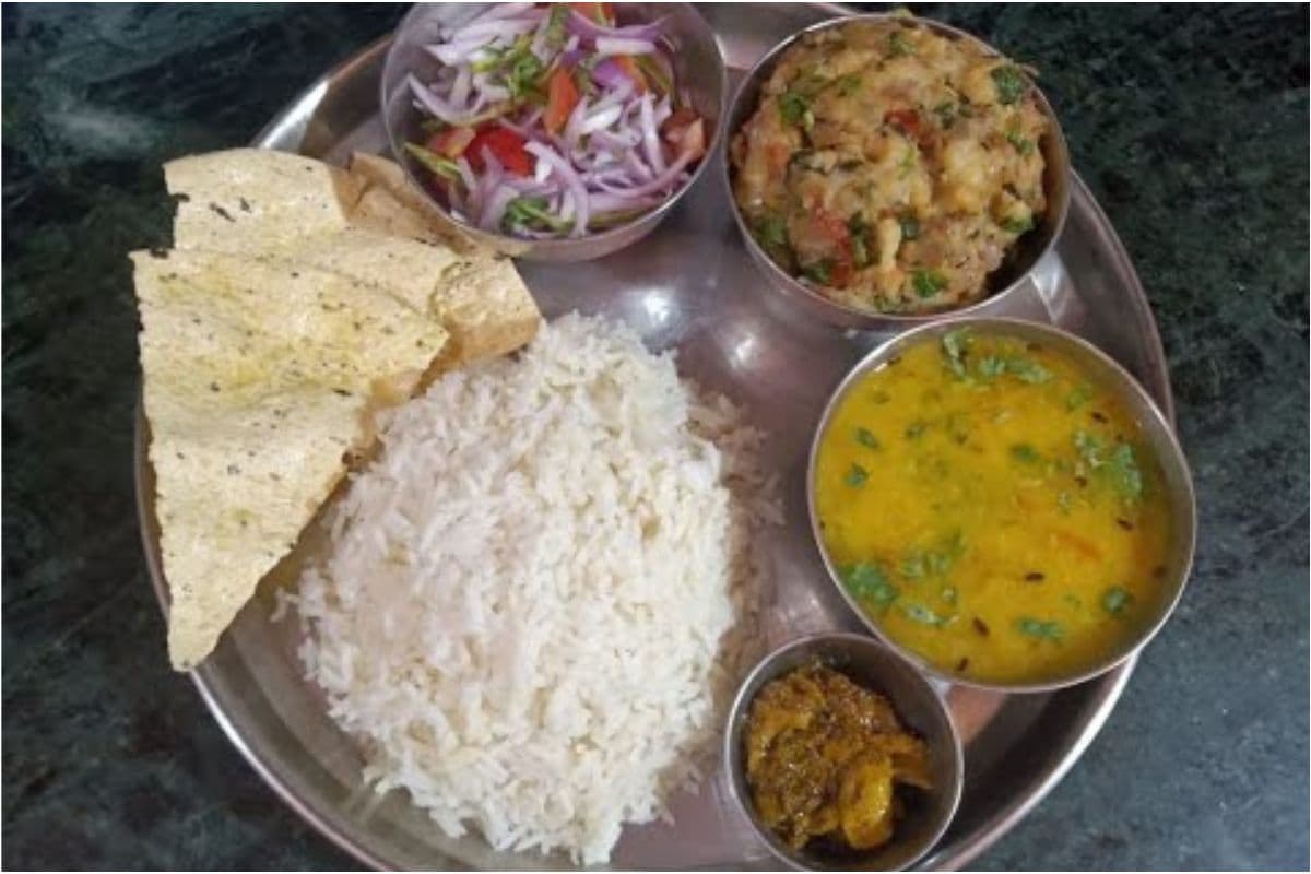 Quick Dal Bhath Chokha Recipe: बस कुछ मिनटों में बनाएं यह लाजवाब भात दाल चोखा रेसिपी