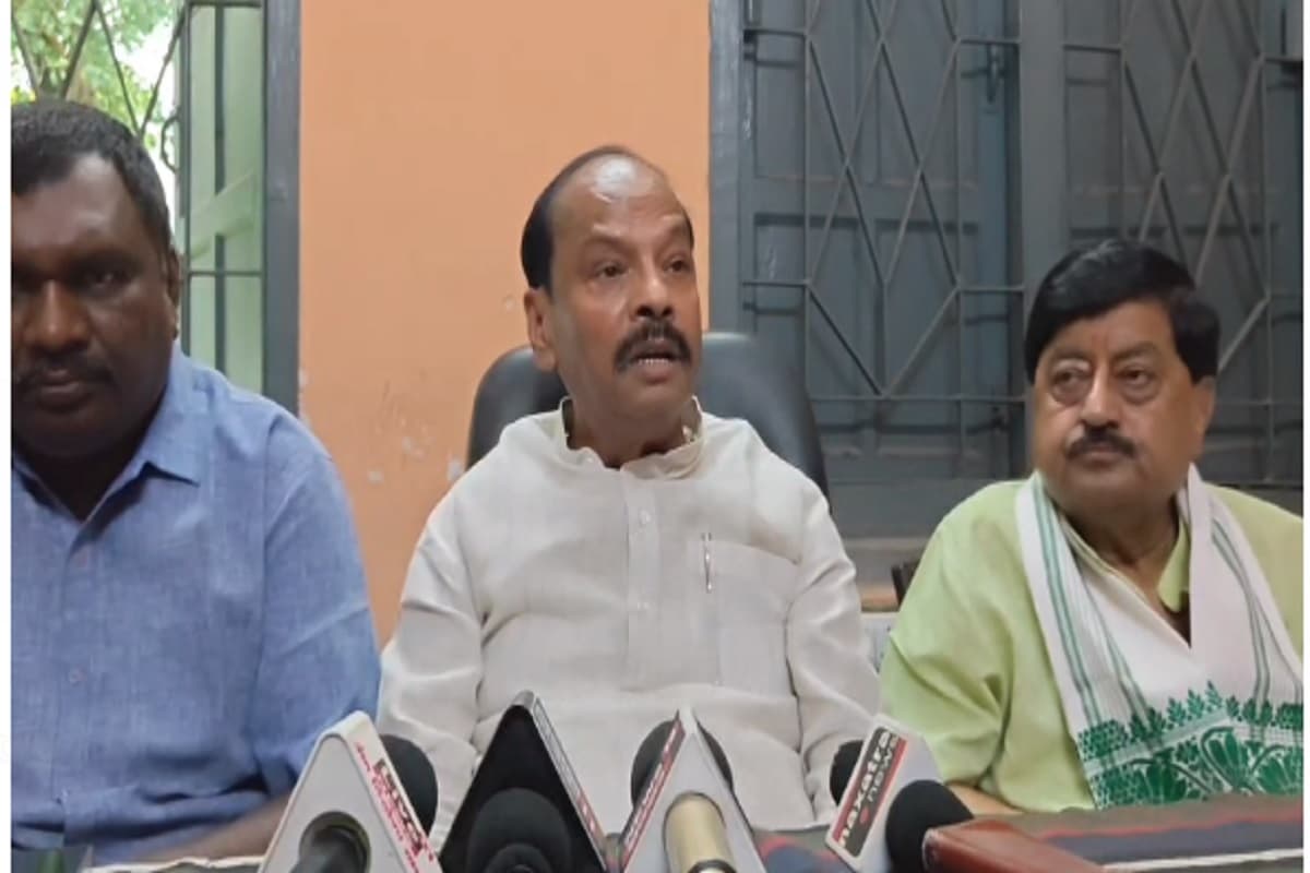 रघुवार दास ने पीड़ित आदिवासी महिला को दिया 50 हजार रुपये का मुआवजा, सरकार पर लगाया तुष्टिकरण की राजनीति का आरोप