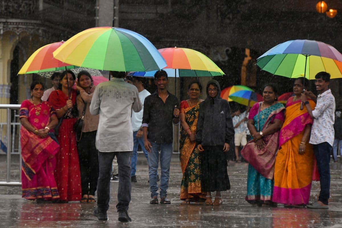 Delhi Rain: दिल्ली में आंधी-तूफान और बारिश ने मचाई तबाही, दिल्ली एयरपोर्ट के टर्मिनल-1 की कैनोपी का हिस्सा गिरा