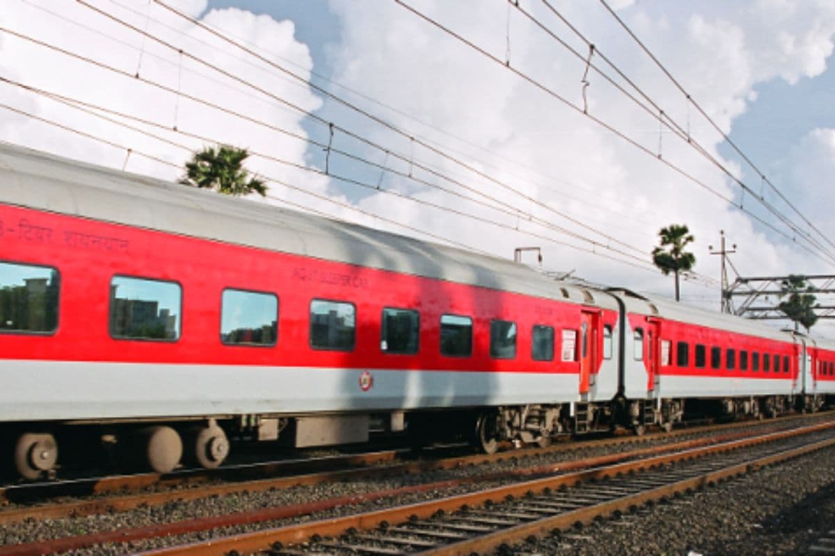 बिहार से दिल्ली जाने वाली राजधानी एक्सप्रेस में लगा अत्याधुनिक एलएचबी कोच, यात्रियों को मिलेगा हाईटेक सफर