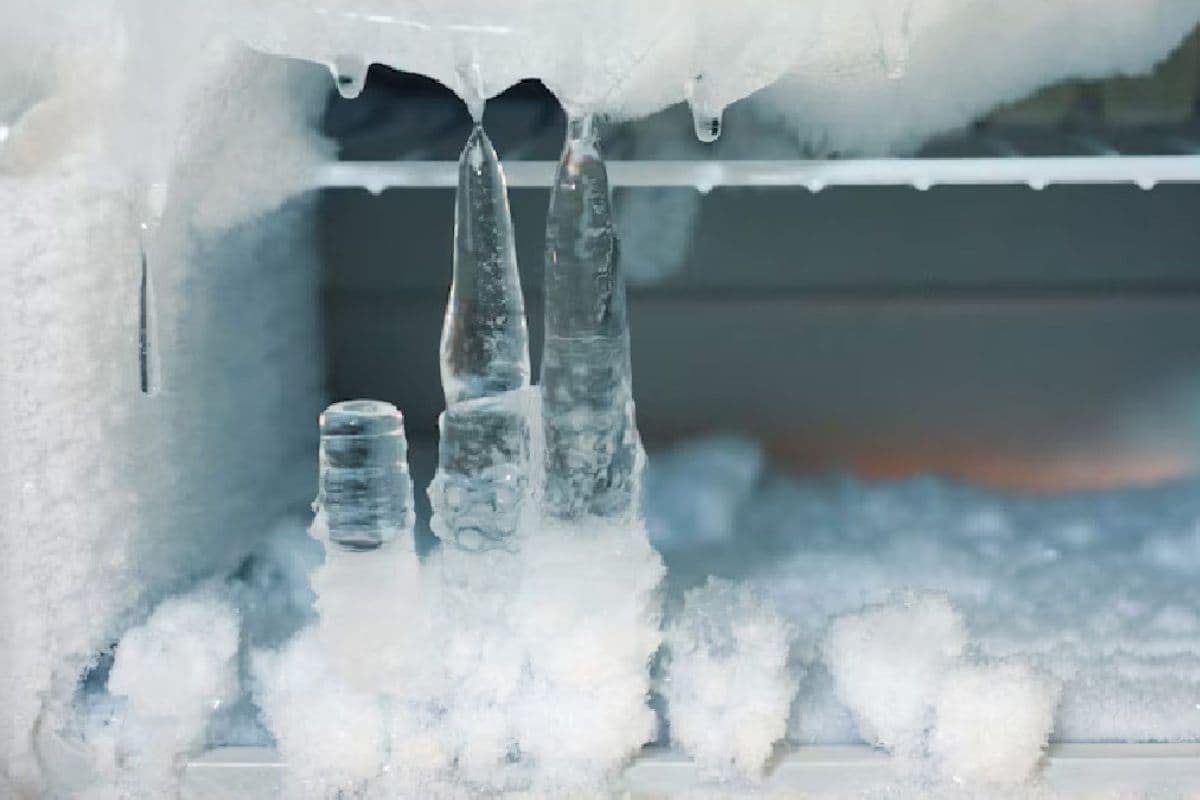 फ्रीजर में जमे बर्फ के पहाड़ से हैं परेशान? तो ये 5 स्मार्ट सॉल्यूशन आएंगे काम