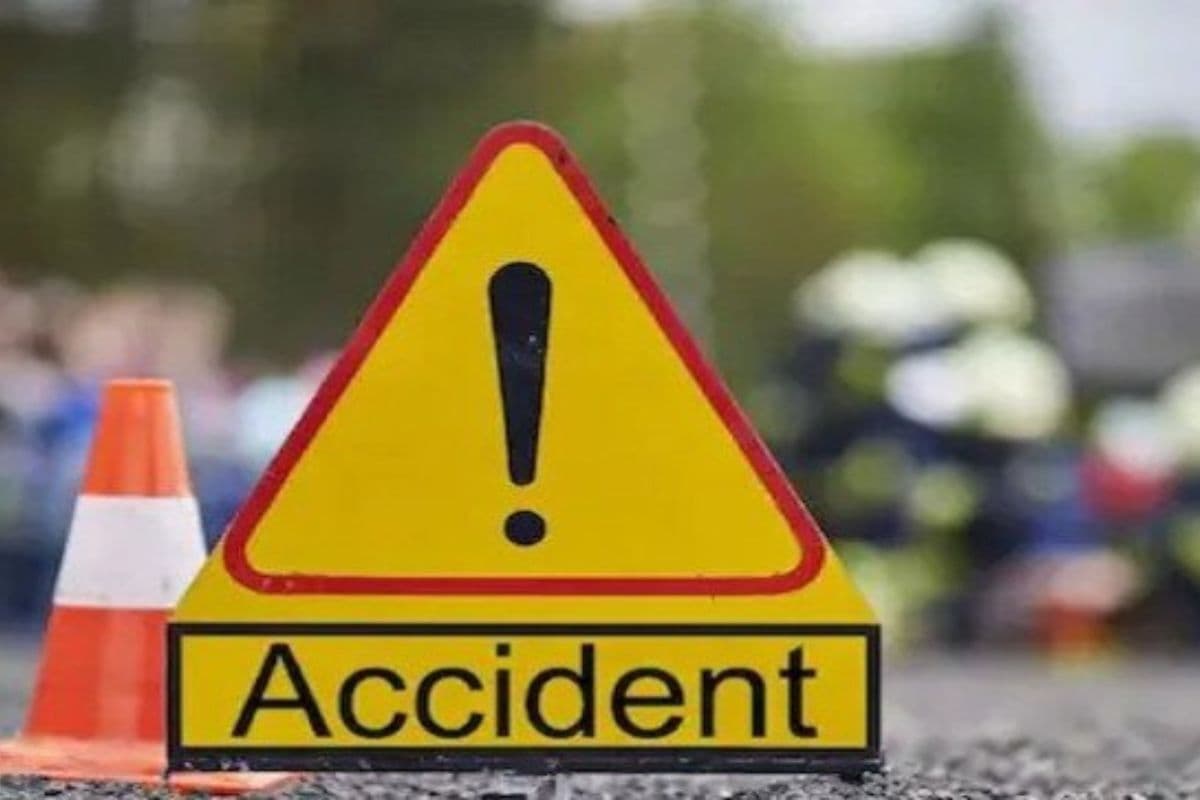Road Accident: सीतामढ़ी में भीषण सड़क हादसा, हाइवा की टक्कर से ई-रिक्शा में सवार मां-बेटा समेत तीन की मौत
