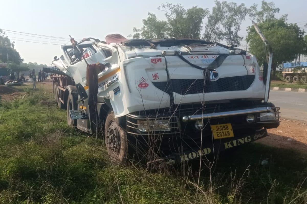 पूर्वी सिंहभूम में डिवाइडर से टकराकर पलटा ट्रेलर, चालक की मौत