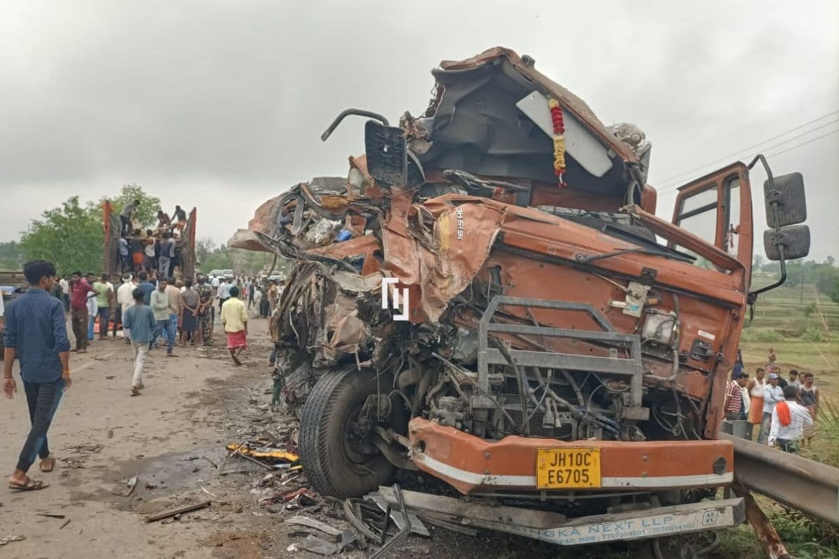 Road Accident: गिरिडीह में दो ट्रक आपस में भिड़े, उड़े परखच्चे, दोनों ड्राइवरों की मौत, 13 पशुओं ने भी तोड़ा दम