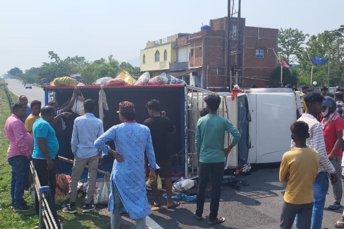 Road Accident In Dhanbad: धनबाद में बड़ा हादसा, पिकअप वैन पलटने से गिरिडीह के 30 मजदूर घायल, 8 की हालत गंभीर