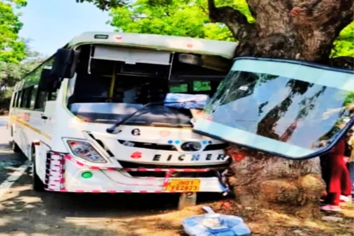 चतरा से कोडरमा जा रही बस दुर्घटनाग्रस्त, 2 दर्जन यात्री घायल