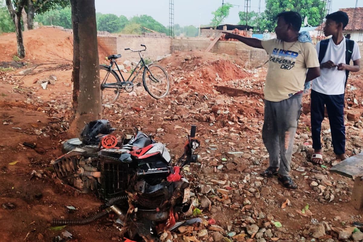 Road Accident in Simdega: मोटरसाइकिल पेड़ से टकराई, 3 युवकों की मौत, 1 गंभीर