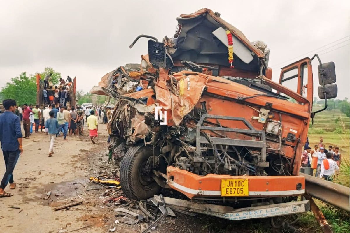 मवेशी व सीमेंट लदे ट्रक में टक्कर, 2 चालकों की मौत, 13 पशु भी मरे