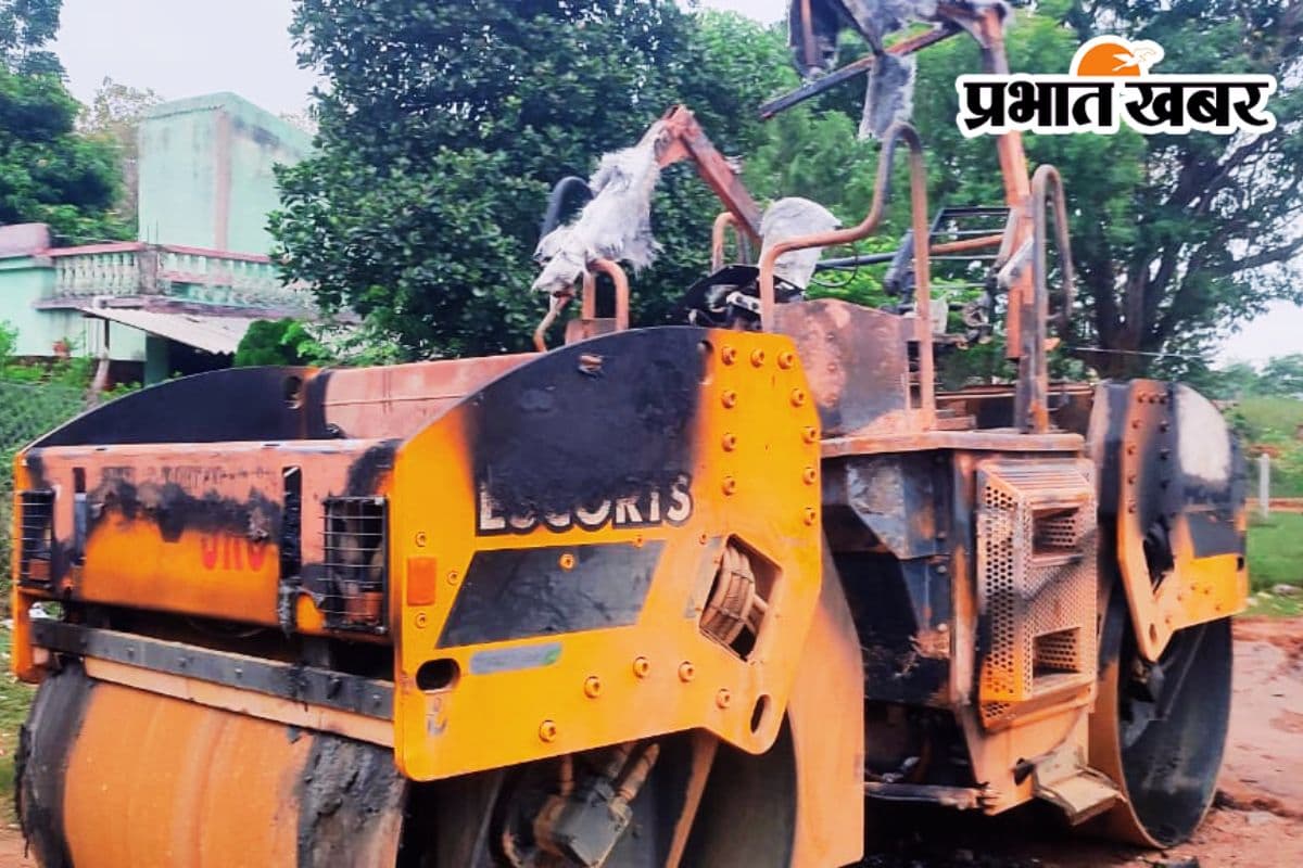 Road Roller Burnt in Khunti Road Roller Burnt in Khunti