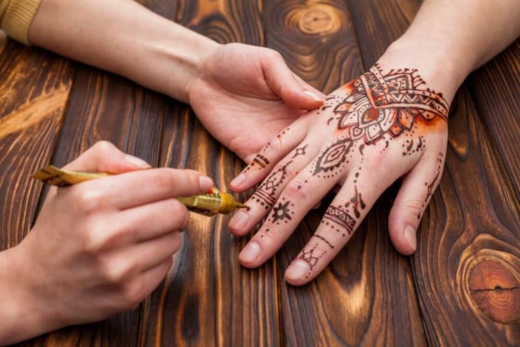 आदिवासियों की यह खास मेहंदी मरते दम तक रहता है साथ, जानें इसके पीछे की मान्यता