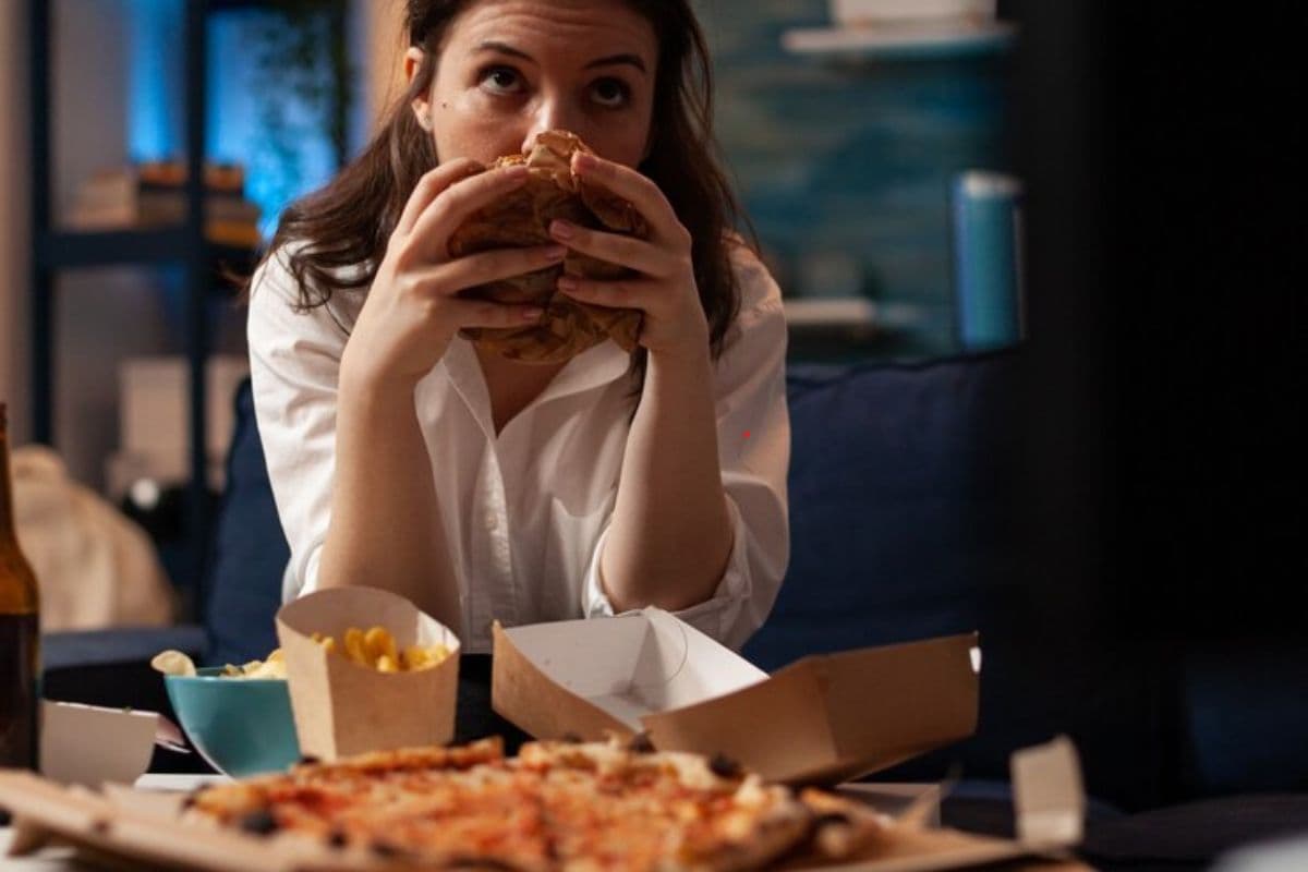 इन संकेतों को कर रहे हैं नजरअंदाज तो हो जाए सावधान, हो सकते हैं इमोशनल ईटिंग के शिकार