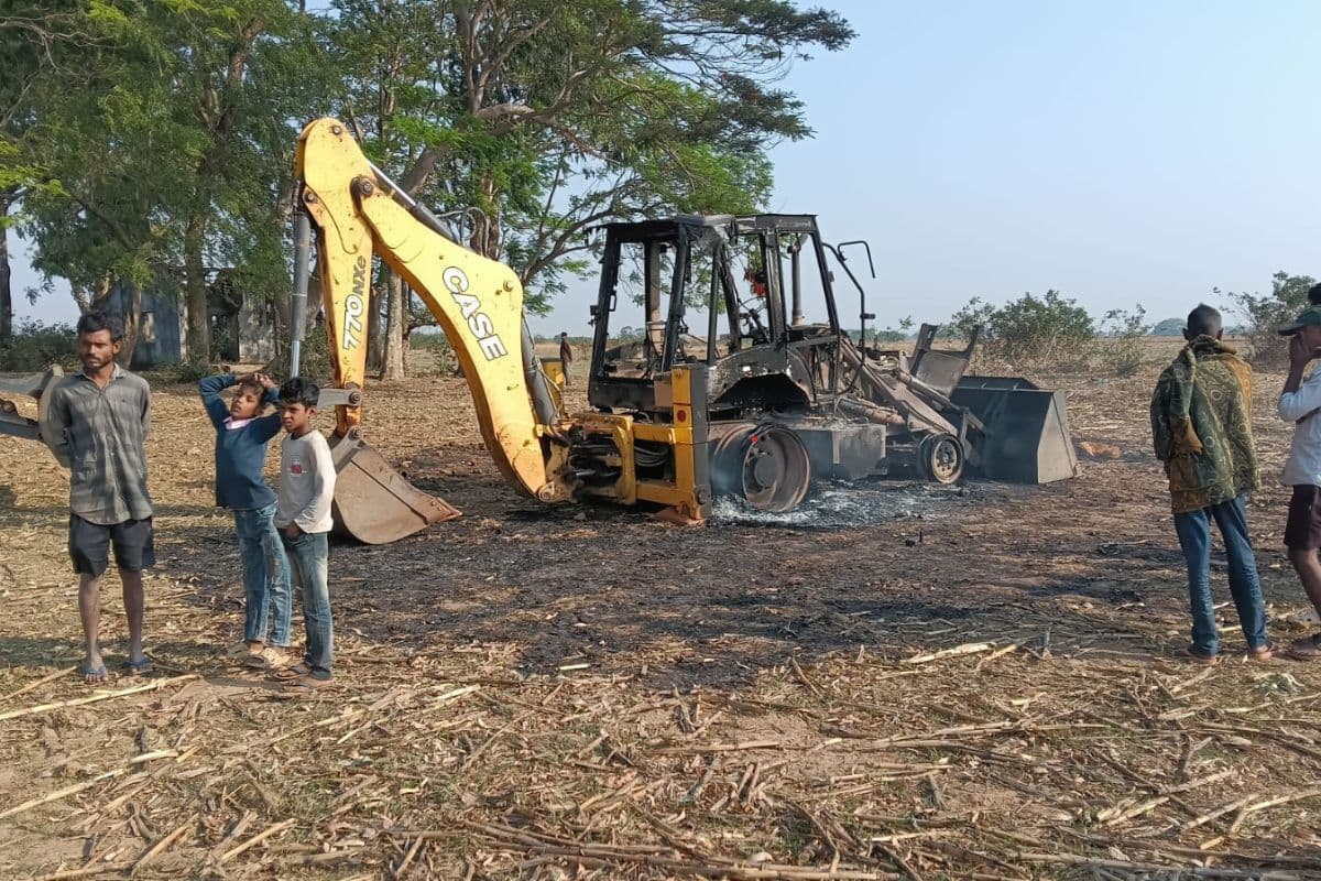 नक्सलियों की आग से जला जेसीबी