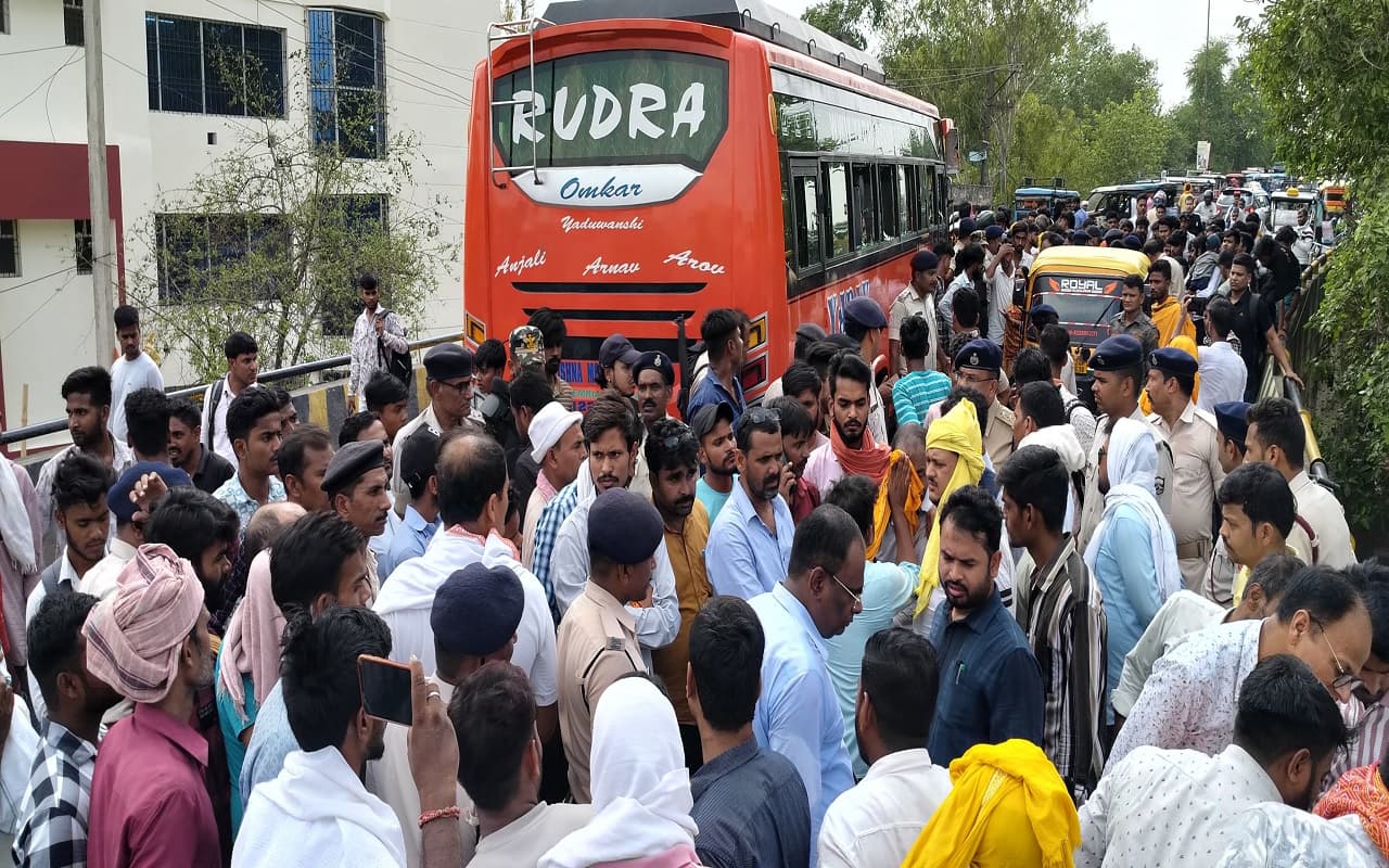 बिहार के सासाराम में मां के साथ खड़ी बच्ची को बस ने रौंदा, उग्र हुई भीड़ ने किया सड़क जाम