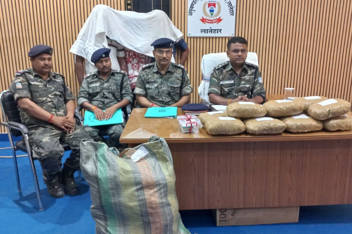 लातेहार पुलिस की बड़ी कार्रवाई, दो कार से 30 किलो गांजा जब्त, तीन तस्कर गिरफ्तार