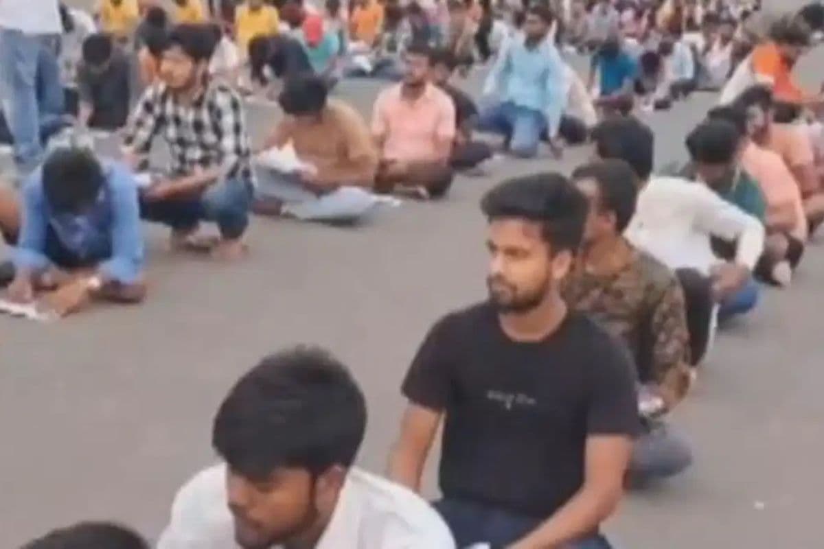 Bihar Airport: सहरसा एयरपोर्ट का रनवे बना परीक्षा केंद्र, जमीन पर बैठकर लिखी गई कॉपियां