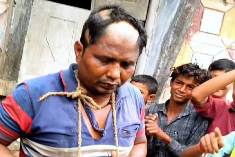 बिहार: लड़की से छेड़खानी युवक को पड़ा महंगा, सिर का बाल मूड़ाकर शहर घुमाया