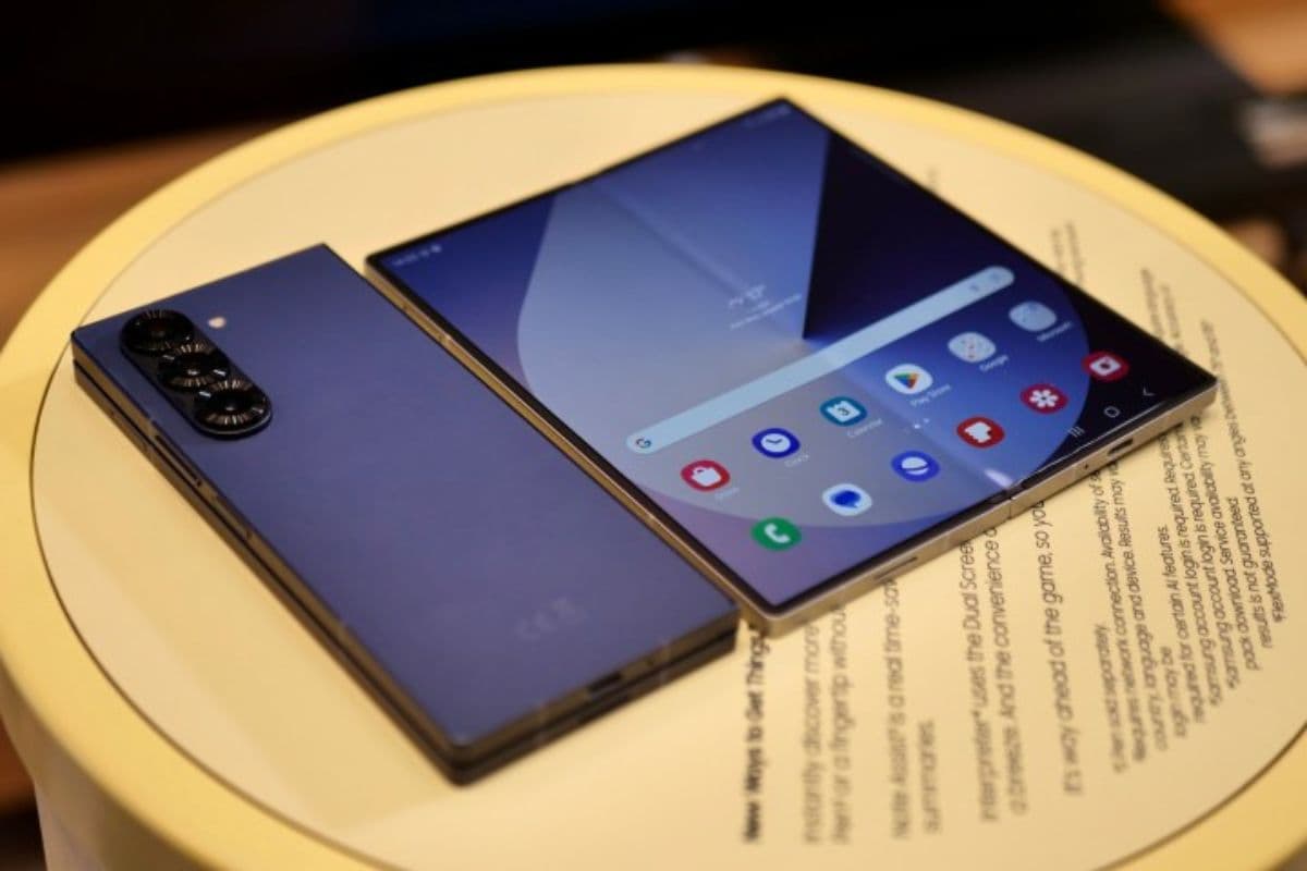 Samsung का मुड़ने वाला फोन हो गया ₹30,200 रुपये सस्ता, जानिए कहां और कैसे मिलेगी यह डील Samsung का मुड़ने वाला फोन हो गया ₹30,200 रुपये सस्ता, जानिए कहां और कैसे मिलेगी यह डील