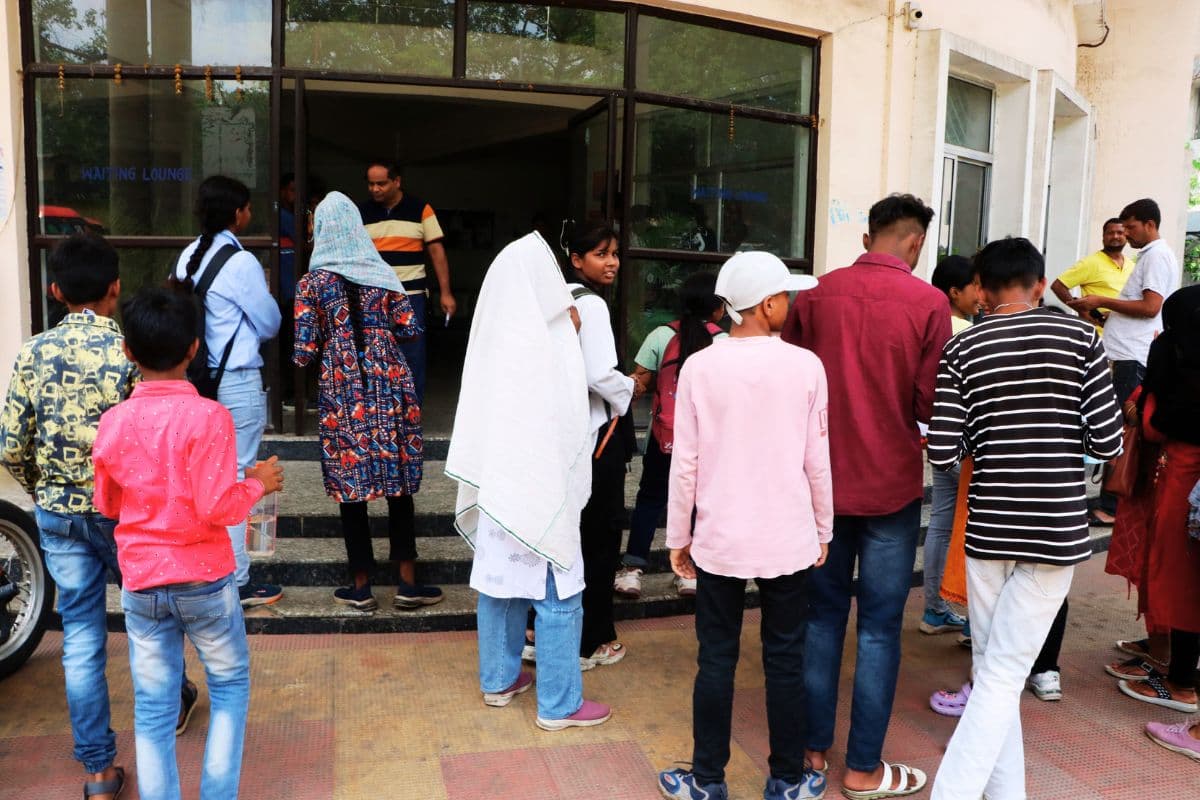 स्कॉलरशिप के नाम पर 600 स्कूली बच्चों से ठगी, एक हिरासत में