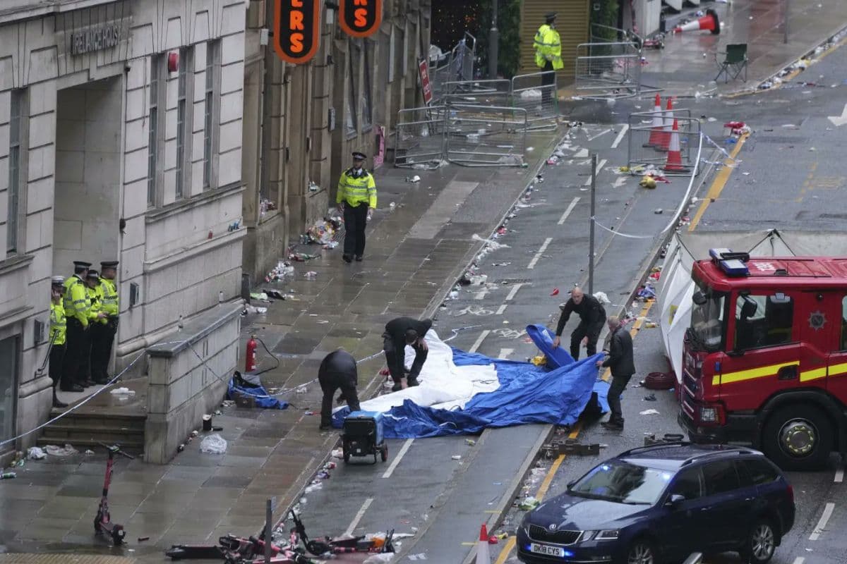 फुटबॉल प्रीमियर लीग की जीत का जश्न मनाते फैंस की भीड़ को कार ने रौंदा, 50 घायल, देखें वीडियो