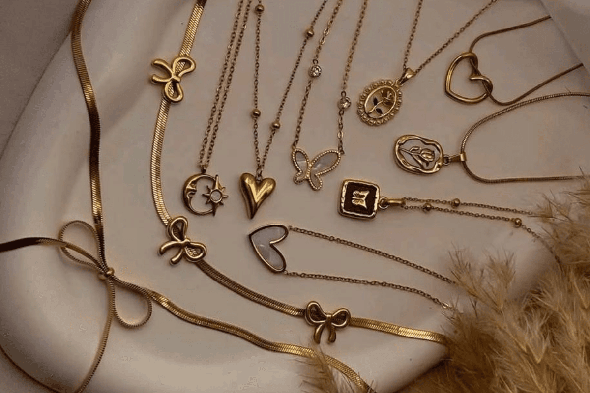 Simple chain for college girls
Pendant chain for daily wear
Stylish chain designs for girls