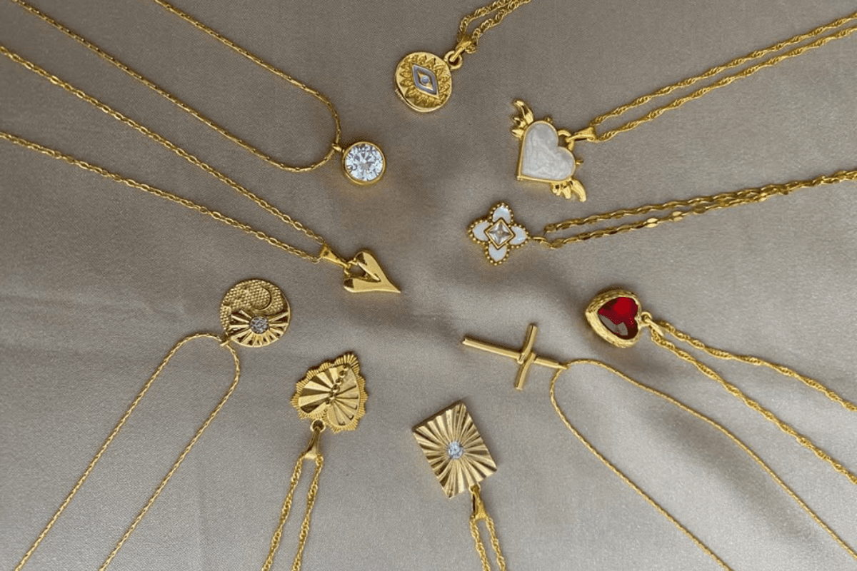 Simple chain for college girls
Pendant chain for daily wear
Stylish chain designs for girls