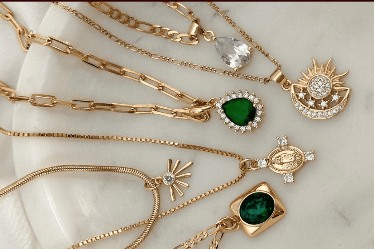 Simple chain for college girls
Pendant chain for daily wear
Stylish chain designs for girls