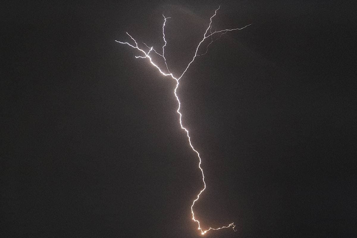 Delhi Thunderstorm Video : जैसे ही बिजली गिरी कांप गए लोग, डरावना वीडियो आया सामने