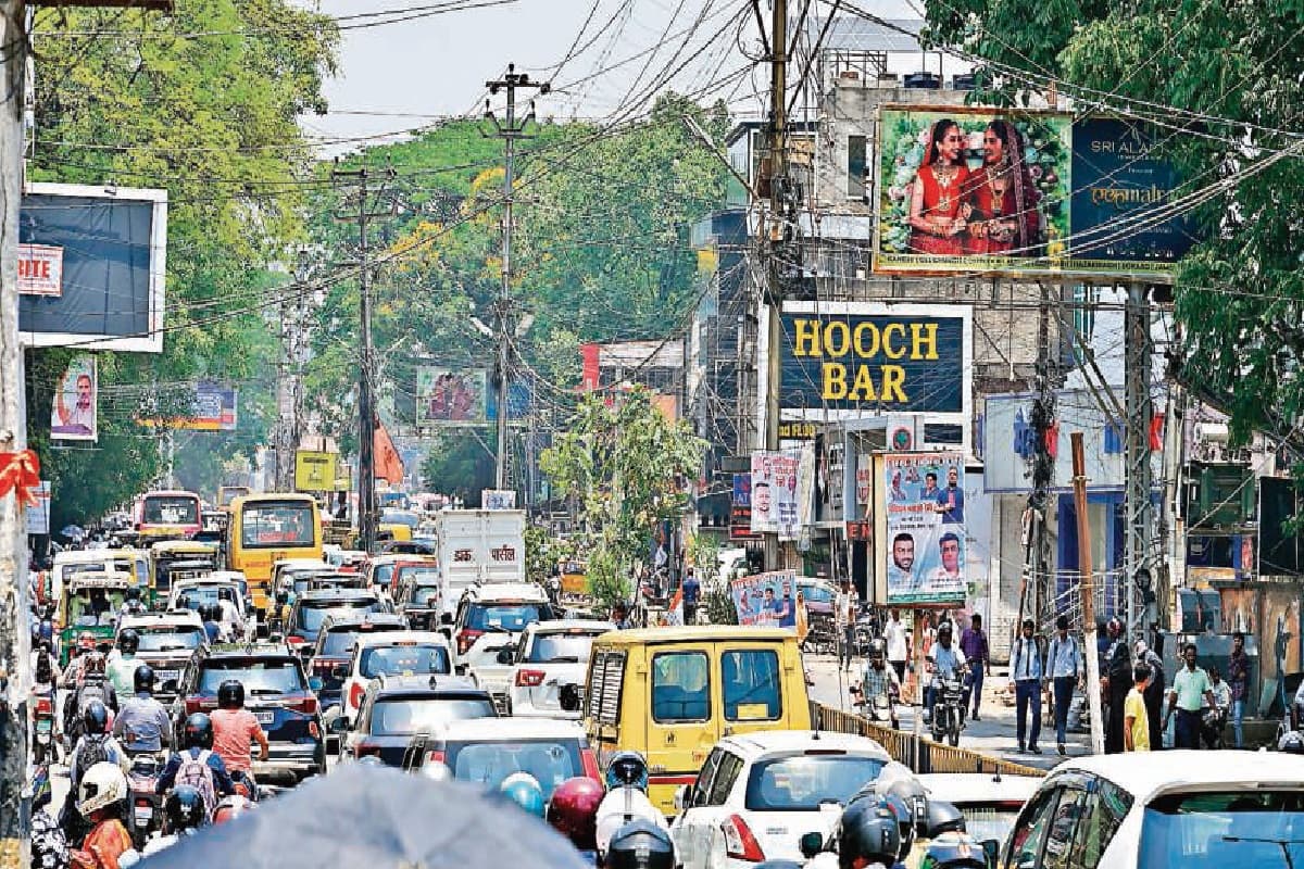 Ranchi: मेन रोड में घंटों लगा जाम, सड़क पर खिसकते दिखे वाहन