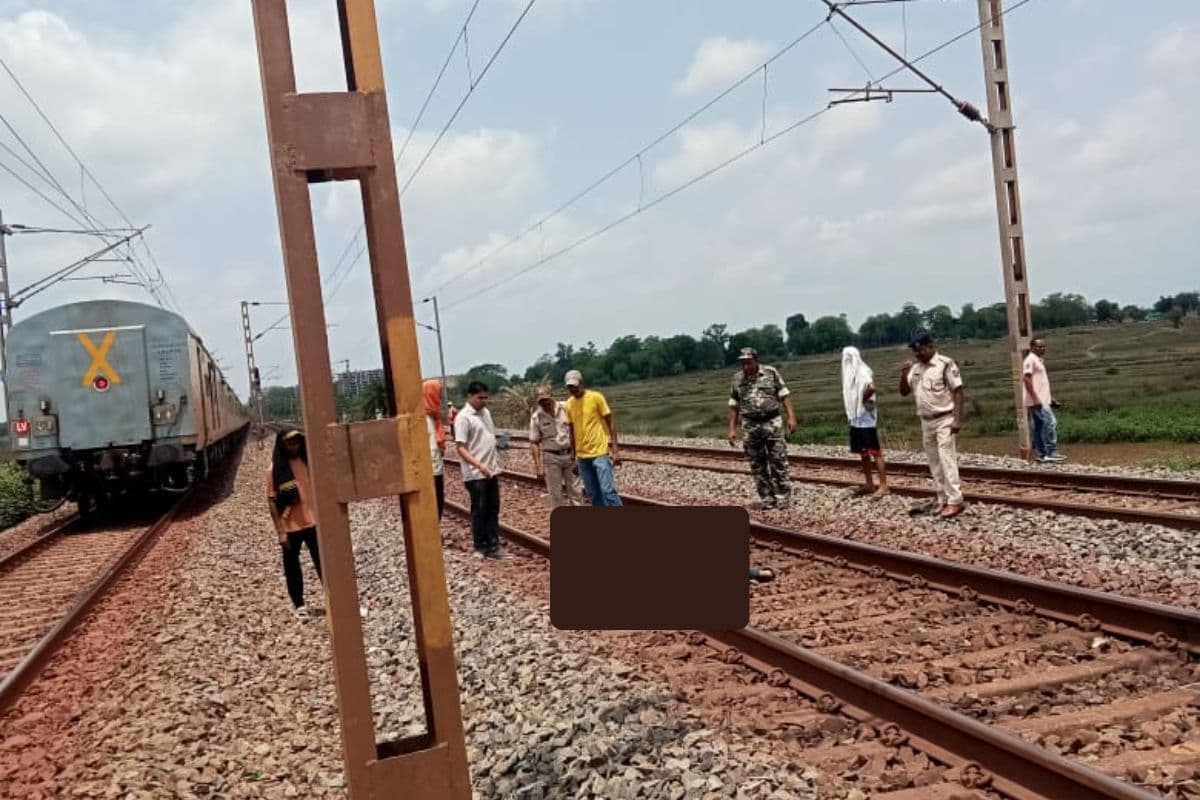 Train Accident: खरसावां में ट्रेन से कटकर अज्ञात व्यक्ति की मौत, दो हिस्सों में बंट गया शरीर