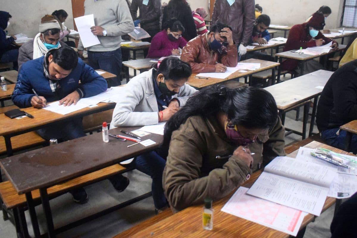 UP TGT Exam 2025 Postponed: परीक्षा के इंतजार में बूढ़ी हो रही आंखें, फिर बढ़ा यूपी टीजीटी एग्जाम डेट